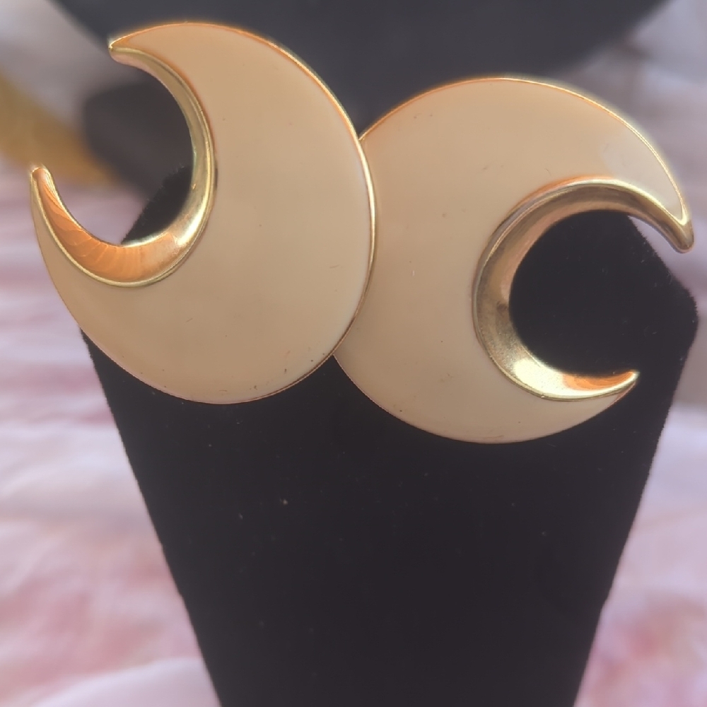 Chic TAT 80s Gold-Tone Enamel Crescent Earrings Pierced Earrings